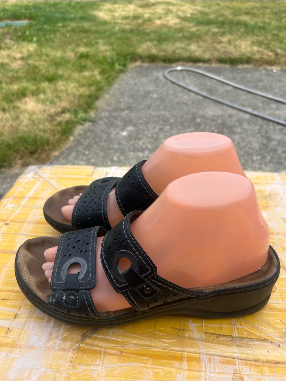 Clarks Bendable Women’s Black 2 Strap Leather Slides Slip On Sandals 9M